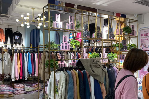 服裝實體店跨界明星IP社交電商 實體經(jīng)濟(jì)轉(zhuǎn)型升級與流量裂變新路徑