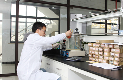 號稱潤滑油行業(yè)首家工業(yè)4.0工廠的上?；鹁鏉櫥偷降资巧稑? />
</a>
<span><a href=